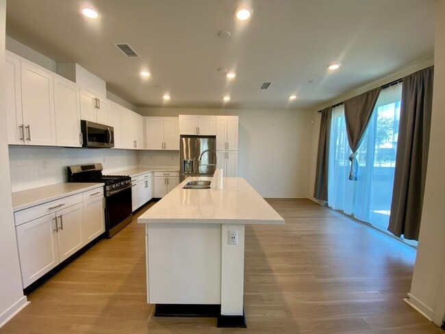 Building Photo - Modern 3-Bed, 3-Bath Home with Garage & Re...