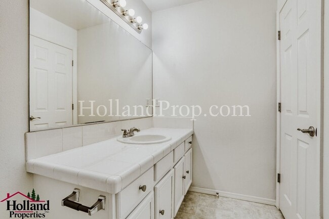 Building Photo - Charming 3-level townhome ideally located in the heart of Beaverton!