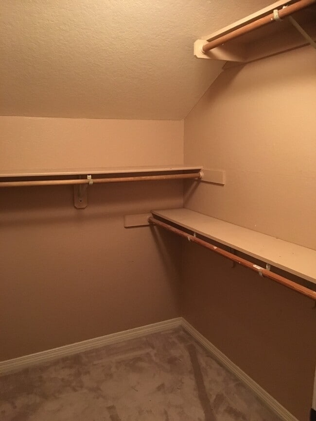 Building Photo - 2 Bed, 2 1/2 Bath Townhome with 1 car garage!