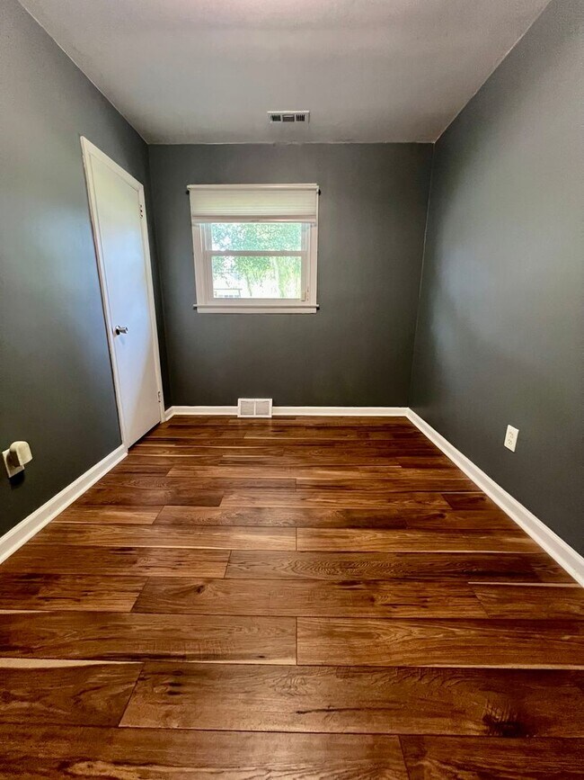 Building Photo - 3-Bedroom Single Family Home in Bristol! A...