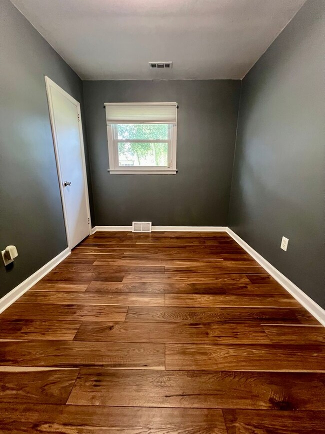 Building Photo - 3-Bedroom Single Family Home in Bristol! Available Mid-September!