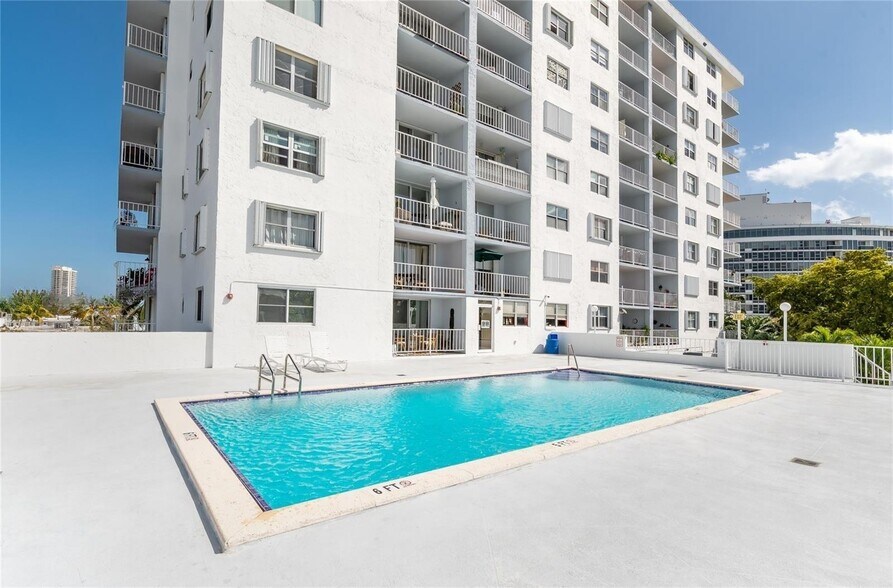 Building Photo - 6900 Bay Dr