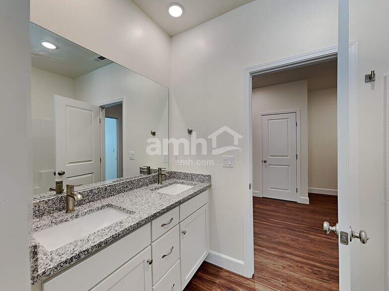 Building Photo - 1732 N Montgomery Way