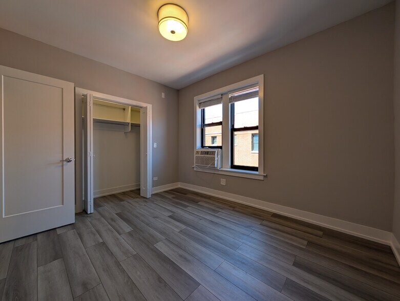 Building Photo - 3935 N Janssen Ave