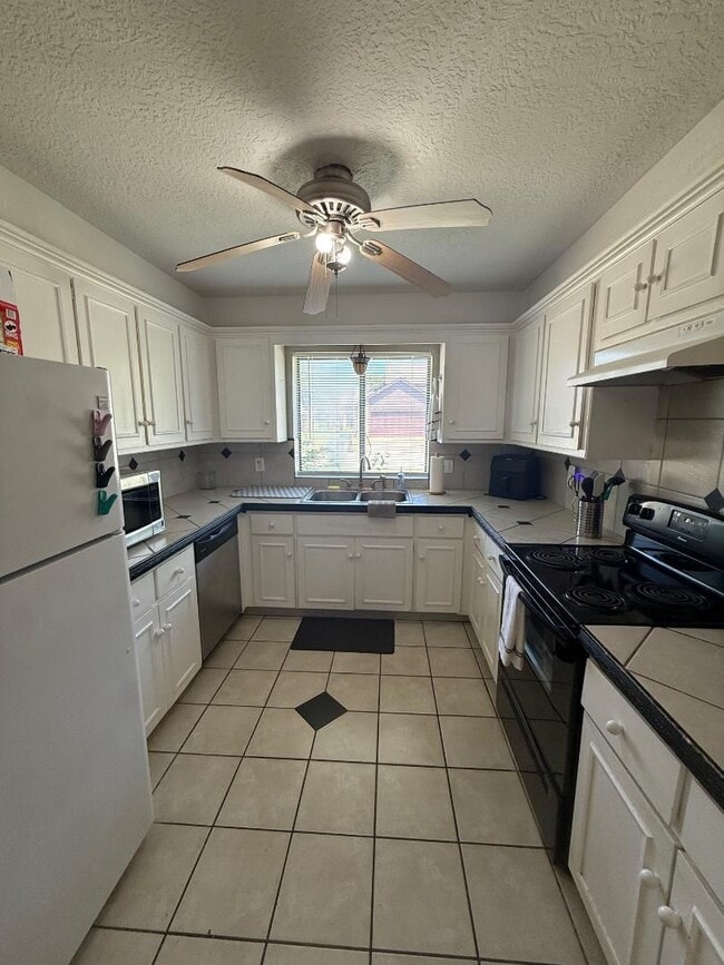 Building Photo - 3 Bed 2 Bath Home For Lease August 1!