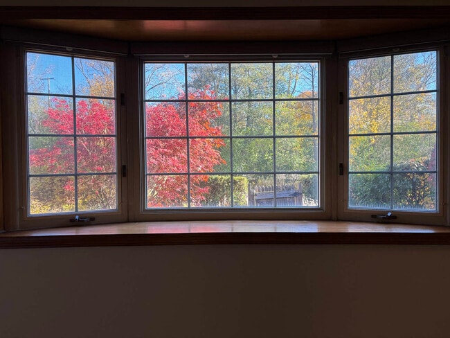 Building Photo - 558 Green Bay Rd