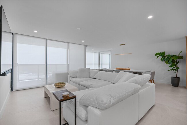 Building Photo - 10410 S Ocean Dr