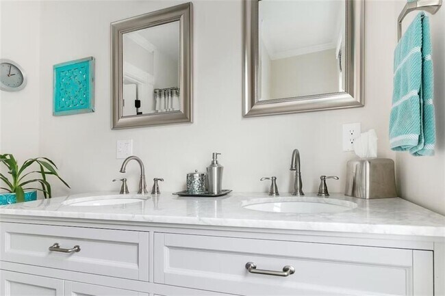 Building Photo - 16 Carroll Ave