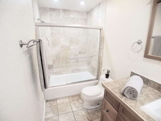 Building Photo - Beautiful 1/1 Wood Floors Condo for Rent i...