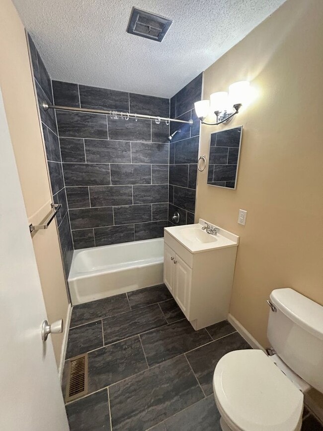 Building Photo - Spacious 2BR Townhome Near Downtown Carrbo...