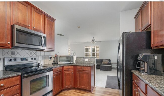 Building Photo - 3367 Streamside Dr