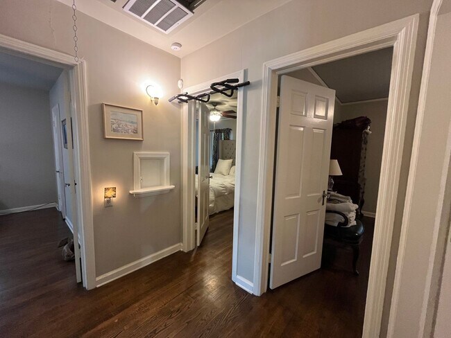 Building Photo - Beautifully renovated Midtown charmer