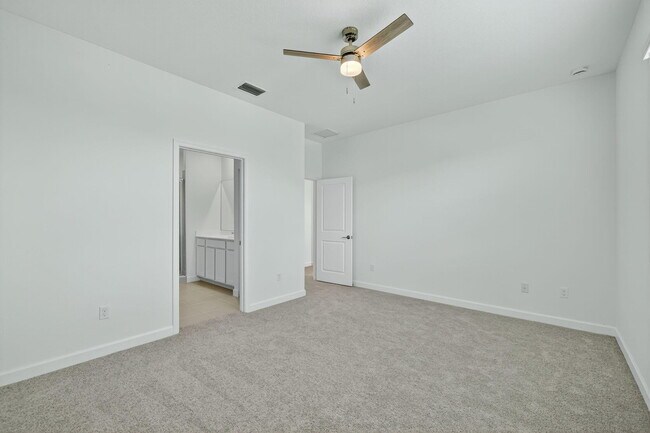 Building Photo - 305 SE Crossoak Ln