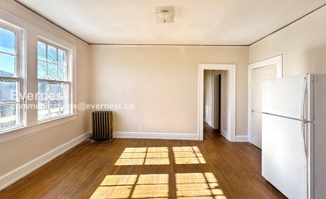 Building Photo - 904 3rd St W