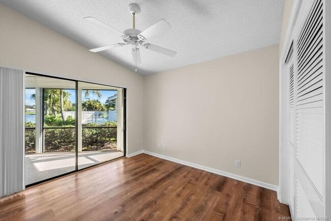 Building Photo - 2386 SW Creekside Dr
