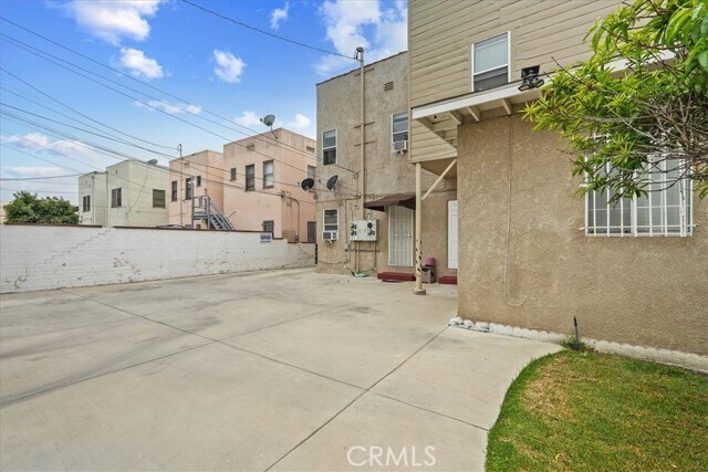 Building Photo - 2818 S Bronson Ave