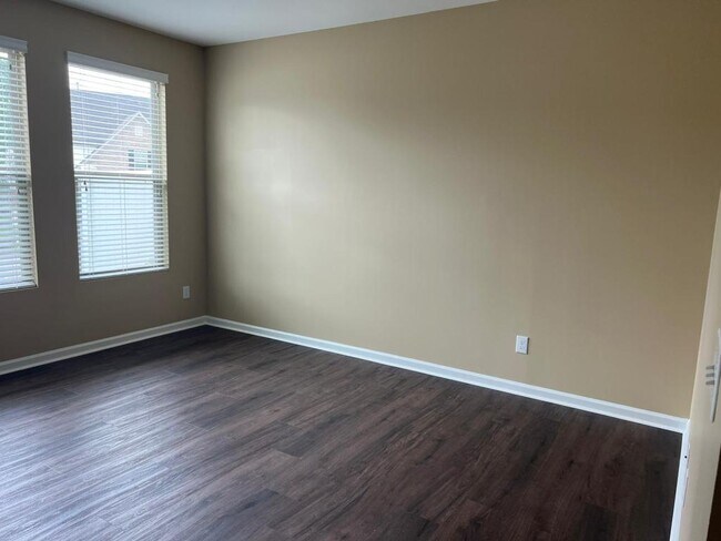 Building Photo - 4472 Middletown Dr