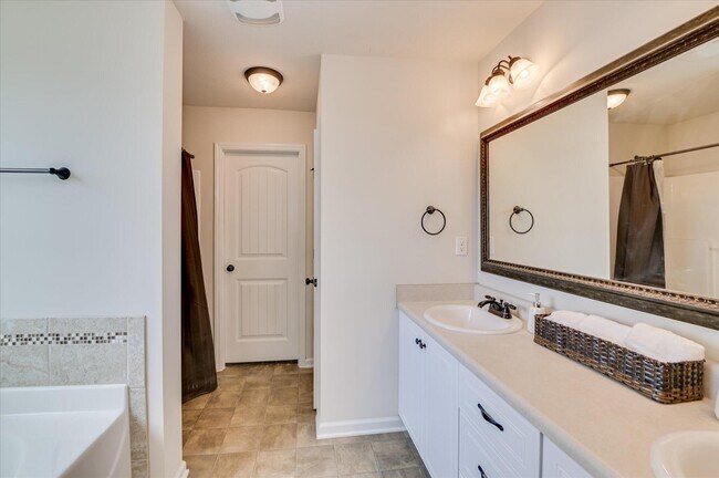 Building Photo - 880 Westlawn Dr