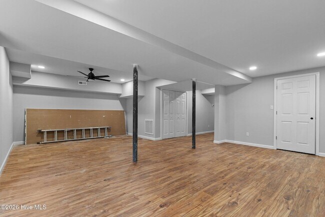 Building Photo - 450 Crestview Rd