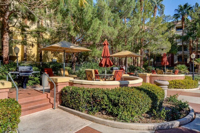 Building Photo - Long or short term available!  Live in luxury in this fully furnished 2 bedroom condo.