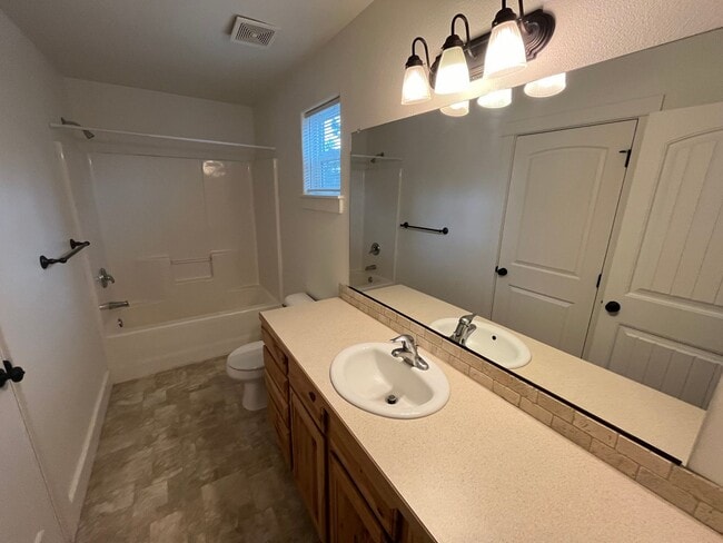 Building Photo - 3 Bed/2.5 Bath Single Family Home Close to the Old Mill