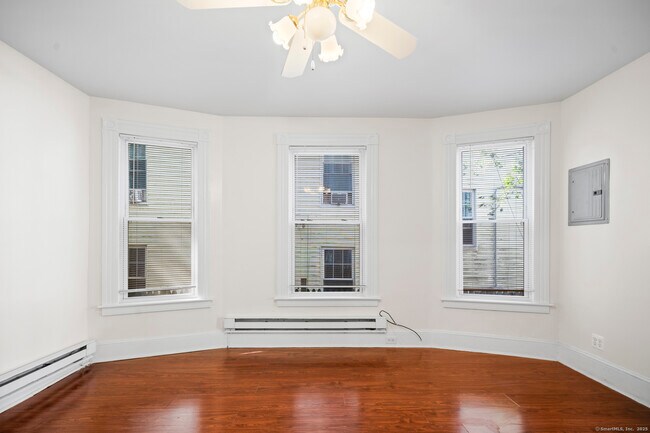 Building Photo - 215 Woodlawn Terrace