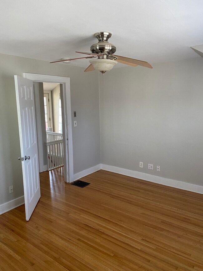 Building Photo - 74 E Iroquois Rd