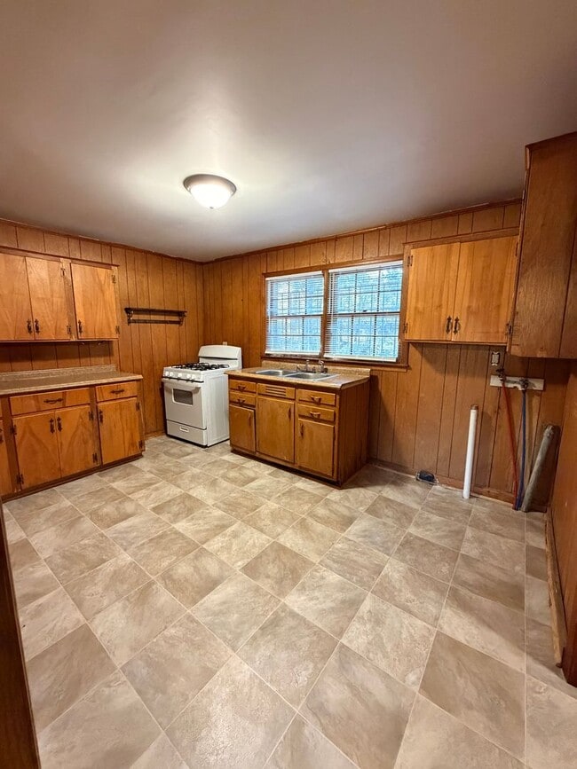 Building Photo - Brick 3/1 House in North Rome $950