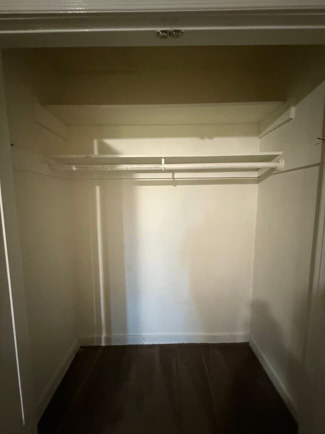 Building Photo - Spacious 2 bed 1 bath available now!