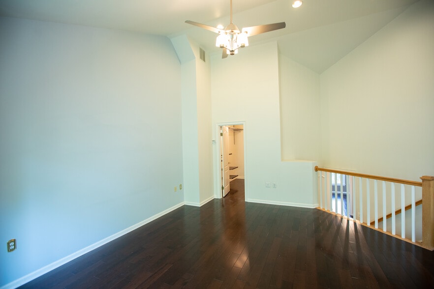 Master bedroom and walk-in closet - 4006 Dogberry Ln