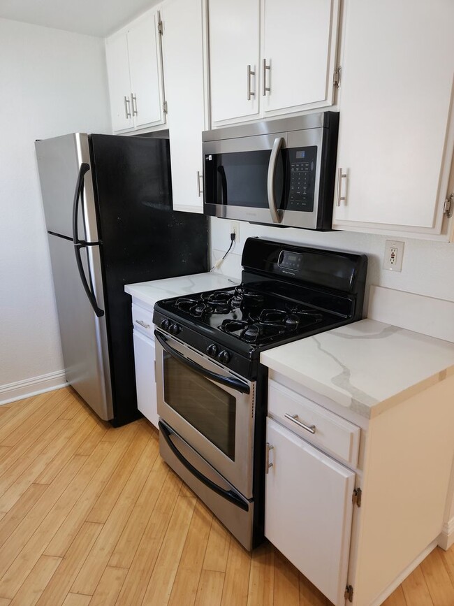 Building Photo - North Park 2bed 2bath, wood flooring, upst...