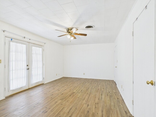 Building Photo - 2 weeks free rent