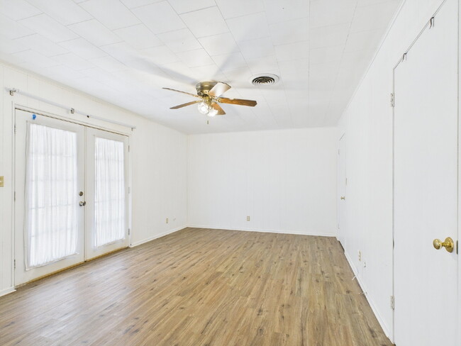 Building Photo - "Charming 1-Bedroom Haven in Fredericksbur...