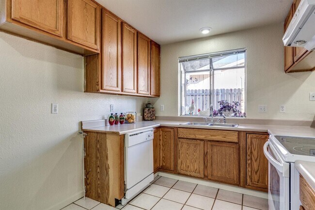 Building Photo - Beautiful 4/2 home