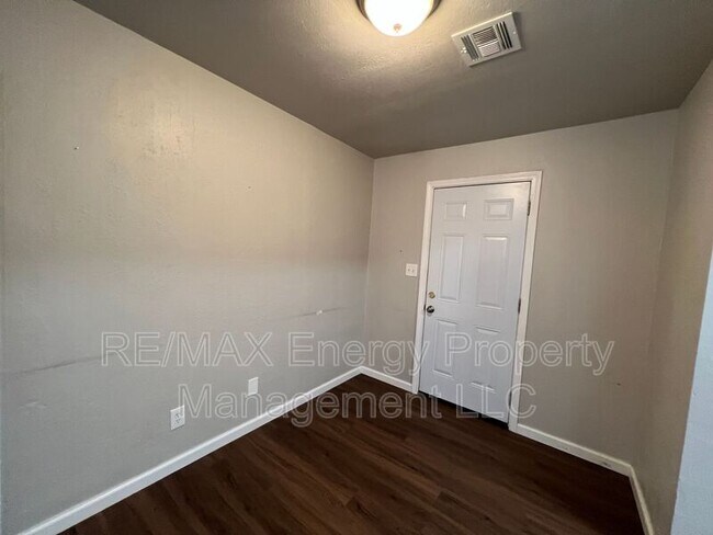 Building Photo - 2224 Doris Ave