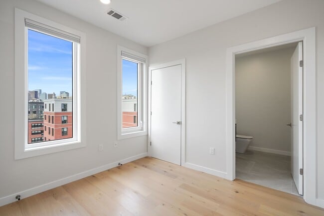 Building Photo - 194 Sumner St