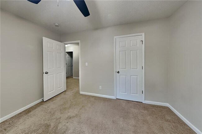 Building Photo - 4620 Hampton Square Dr
