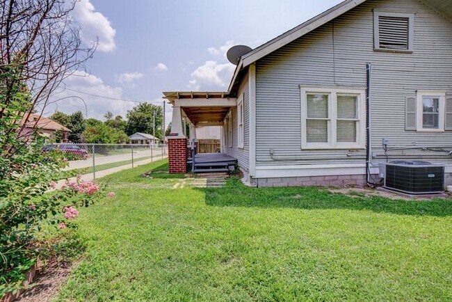 Building Photo - Charming 3/1 Near TU! Make this your new home!
