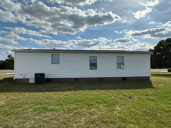 Building Photo - Country Living 3 Bedroom, 2 Bath Home in S...