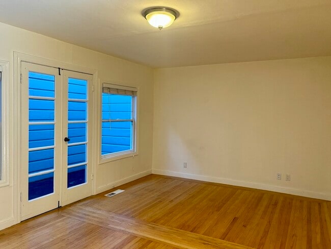 Building Photo - 184 Pixley St