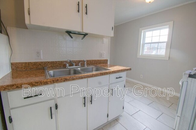 Building Photo - 401 Eva Cir