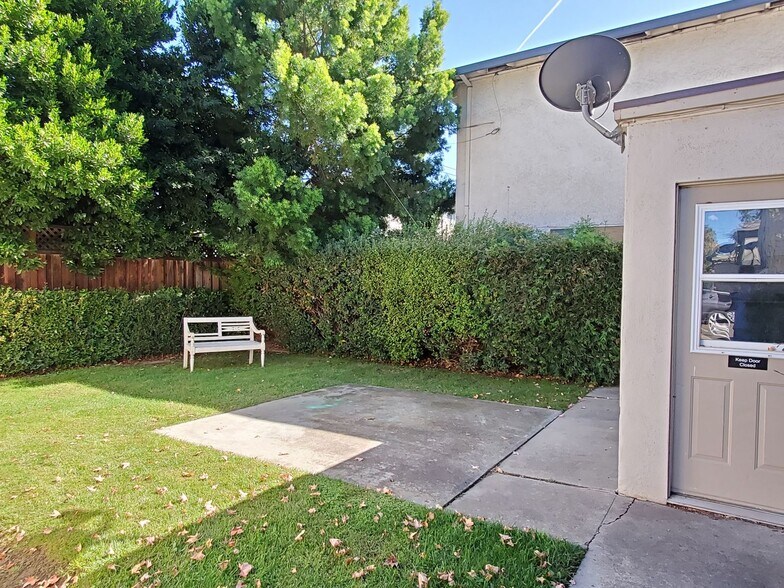 Building Photo - 834 Opal Dr