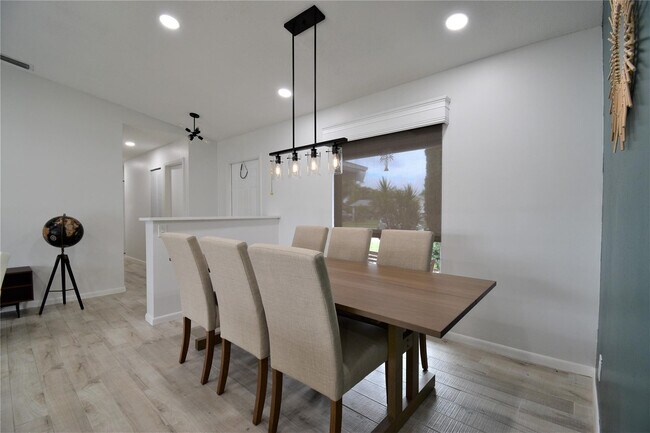 Building Photo - 6550 Country Wood Way