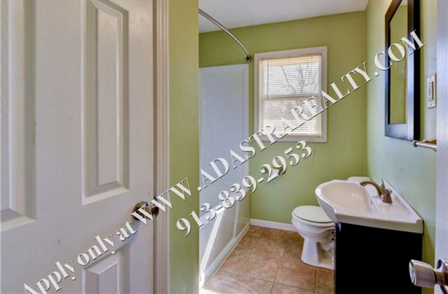 Building Photo - Cute 3 Bed 1 Bath Ranch in Raytown-Availab...