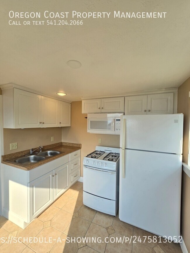 Building Photo - Ocean Views 1bed/1bath Upstairs Unit