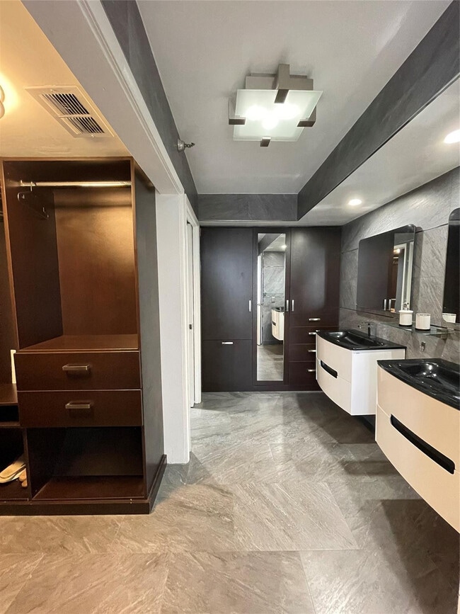 Building Photo - 19101 NE 36th Pl