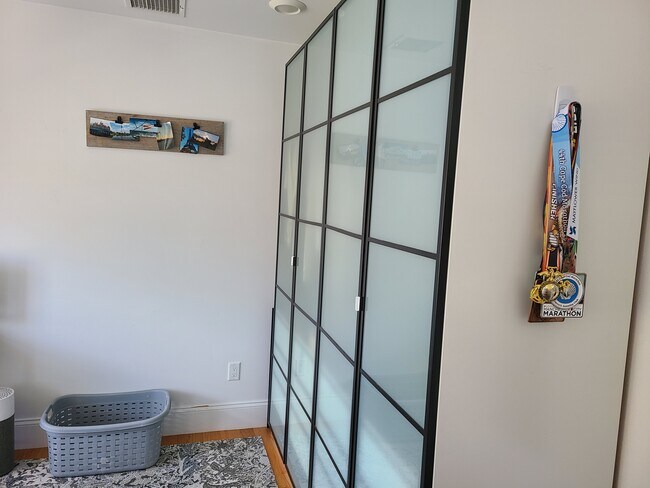 Building Photo - 10 Fern St