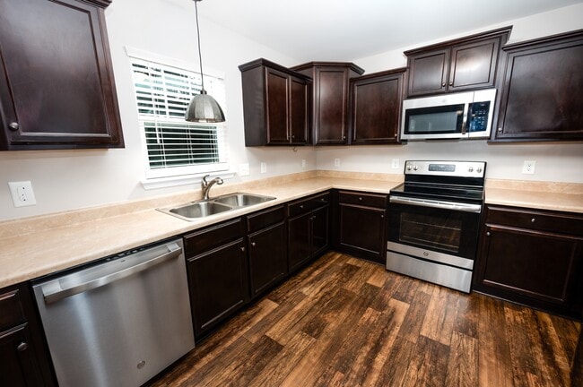 Building Photo - 204 Gillcrest Ct