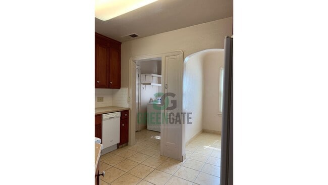 Building Photo - Charming 2 Bedroom Home Available Near Dow...