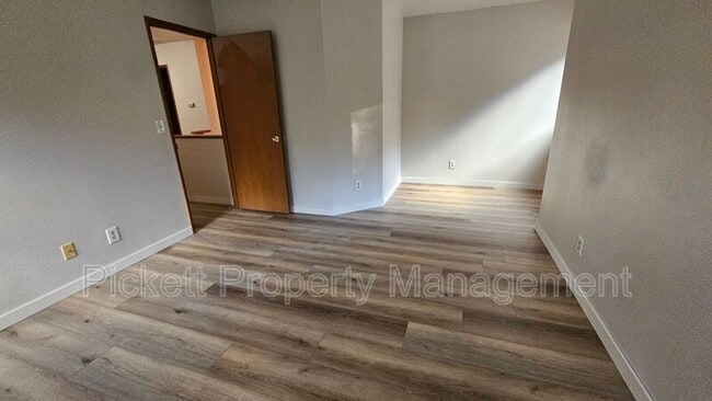 Building Photo - 4755 NW Hosman Cir